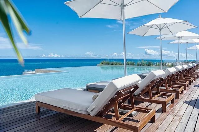 An infinity pool overlooking the sea at Puerto Morelos